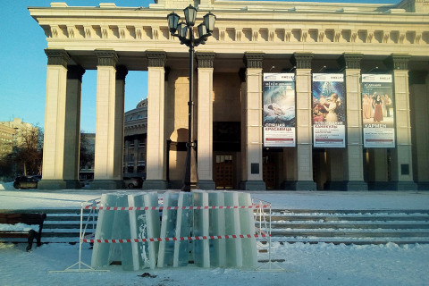 Ледовый городок начали строить возле Оперного театра