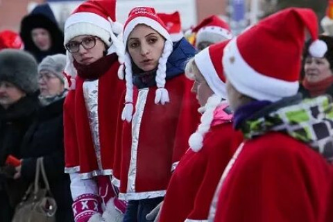 Танцевальный флешмоб и парад Дедов Морозов у соседей Дзержинского района