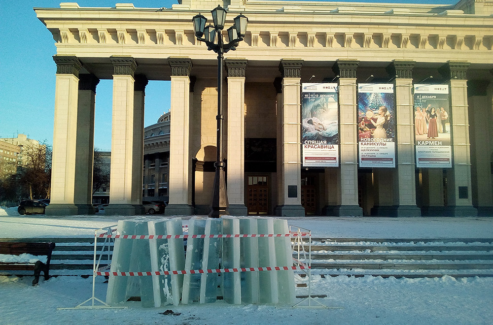 Ледовый городок начали строить возле Оперного театра