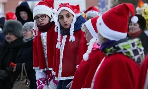 Танцевальный флешмоб и парад Дедов Морозов у соседей Дзержинского района